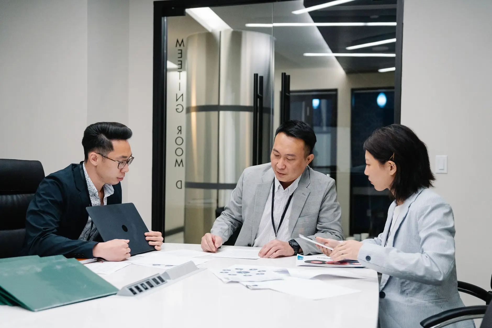 廊坊机油桶厂家分享：不同规格塑料桶在涂料与农资行业的选型对比